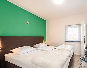 Comfortabele slaapkamer met tweepersoonsbed in vakantiehuis Onder de Pannen! op Ameland.