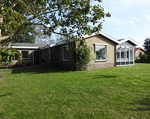 Green surroundings around the vacation home Strandloper, located in Hollum, Ameland.
