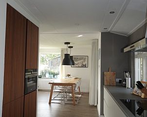 Modern kitchen with dining table in vacation home Strandloper, Hollum, Ameland.