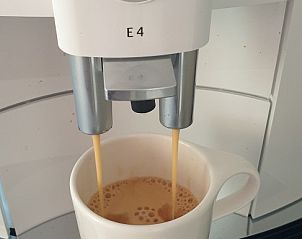 Coffee maker in kitchen of Strandloper vacation home, Hollum, Ameland.