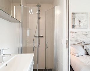 Modernes Badezimmer mit Dusche in Boomhiemke Huser, Ferienunterkunft in Hollum, Ameland.