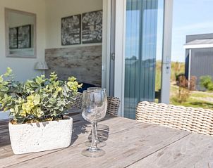 Terrassentisch an den Boomhiemke-Husern in Hollum, Ameland, mit Blick auf die Umgebung.