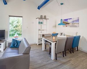 Eetruimte in BORNRIF COTTAGE 4, vakantiehuis op Ameland, Hollum, met gezellige inrichting en natuurlijk licht.