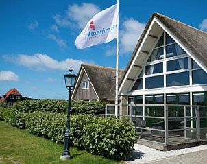 BEACHVILLA WEST END 6 in Hollum, Ameland biedt een charmant vakantiehuis met rieten dak en ruime veranda op de Waddeneilanden.