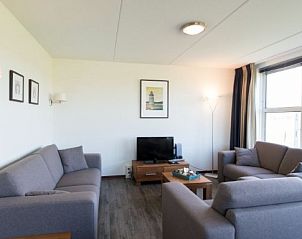 Gezellige woonkamer in BEACHVILLA WEST END 6, Hollum, Ameland. Perfect vakantiehuis voor ontspanning op de Waddeneilanden.