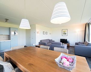 Ruime eet- en zitruimte in BEACHVILLA WEST END 6, Hollum, Ameland. Comfortabel vakantiehuis op de Waddeneilanden.