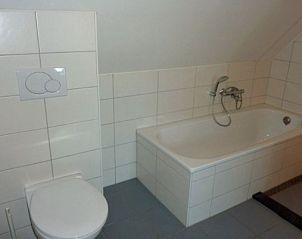 Moderne badkamer in BEACHVILLA WEST END 6, Hollum, Ameland. Luxe vakantiehuis op de Waddeneilanden.