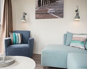 Comfortabele zithoek in VUURTORENLODGE 6, vakantiehuis in Hollum, Ameland met stijlvolle meubels en decoratie.