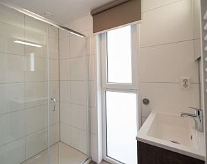 Stijlvolle badkamer in VUURTORENLODGE 6, Hollum, Ameland met moderne douche en wastafel voor een ontspannen verblijf.