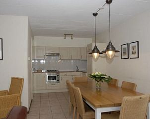 Gerumige Kche und Essbereich in ENGELSMANDUINVILLA 6, Hollum, Ameland, ideal fr Familienessen auf den schnen Watteninseln.