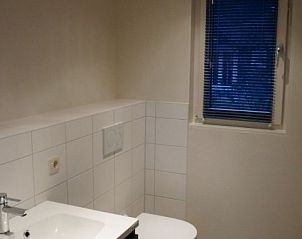 Stijlvolle badkamer in EILANDLODGE 4, Hollum, Ameland. Vakantiehuis op de Waddeneilanden met moderne voorzieningen.