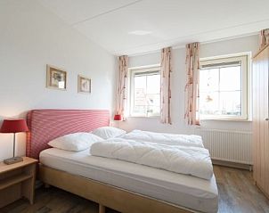 Helles Schlafzimmer in Weidevilla A 6, Hollum, Ameland: bequemes Doppelbett und frische Einrichtung.