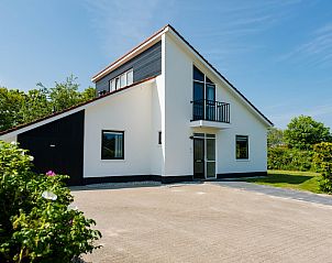 Duinbungalow Luxe 10 in Hollum, Ameland biedt een moderne vakantiehuiservaring te midden van de groene natuur op de Waddeneilanden.