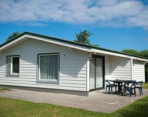 FINSE BUNGALOW 4 in Hollum, Ameland met zonnig terras en groene omgeving, ideaal vakantiehuis op de Waddeneilanden.