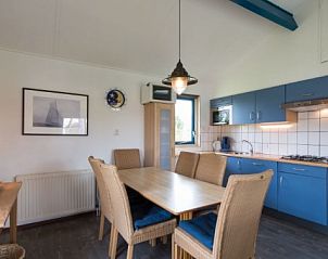Eetruimte in BORNRIF COTTAGE DELUXE 4, Hollum, Ameland, met stijlvolle eethoek en compleet uitgeruste keuken.