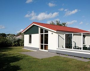 FINSE BUNGALOW 6, een charmant vakantiehuis in Hollum, Ameland met een zonnig terras en groene tuin op de Waddeneilanden.