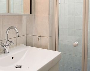 Moderne badkamer in BORNRIF COTTAGE 6, vakantiehuis op Ameland.