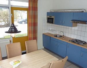 Volledig uitgeruste keuken in DUINVILLA 6, Hollum, Ameland, ideaal voor een vakantiehuis op de Waddeneilanden.