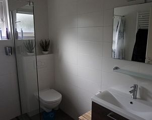 Moderne badkamer in DUINVILLA 6, Hollum, Ameland, vakantiehuis op de Waddeneilanden met alle comfort.
