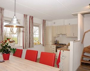 Keuken en eetruimte in WEIDEVILLA B 6, Hollum, Ameland, vakantiehuis met moderne voorzieningen.