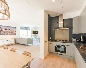 Moderne keuken en lichte woonkamer in Duinbungalow Luxe 10, vakantiehuis in Hollum, Ameland, Waddeneilanden.
