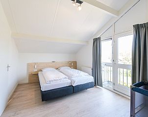 Lichte slaapkamer in Duinbungalow Luxe 10, Hollum, Ameland. Comfortabel vakantiehuis op de Waddeneilanden met uitzicht op de natuur.