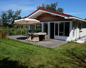 VIJVERWONING 4 vakantiehuis in Hollum, Ameland met ruim terras en groene tuin, ideaal voor ontspanning op de Waddeneilanden.