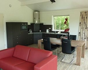 Moderne keuken en eetruimte in VIJVERWONING 4, vakantiehuis in Hollum, Ameland, perfect voor een gezellig verblijf op de Waddeneilanden.