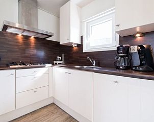 Moderne keuken van BRANDING 4 vakantiehuis in Hollum, Ameland voorzien van alle gemakken voor een zorgeloos verblijf.