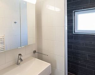 Stijlvolle badkamer van BRANDING 4 in Hollum, Ameland met moderne voorzieningen op de Waddeneilanden.