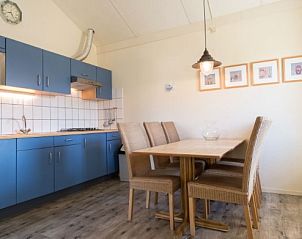 Moderne Kche und Essbereich des DUINBUNGALOW 6 in Hollum, Ameland, ideal fr Familienessen auf den Watteninseln.