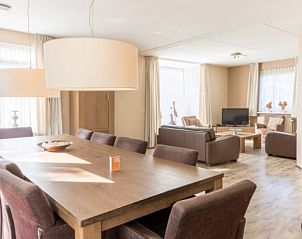 Ruime eetkamer in DUINBUNGALOW 10, vakantiehuis in Hollum, Ameland, ideaal voor familiediners en ontspannen avonden.