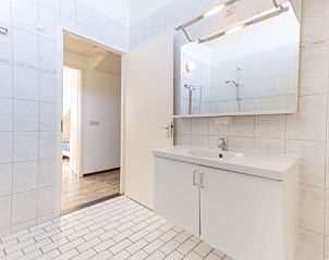 Stijlvolle badkamer in DUINBUNGALOW 10, vakantiehuis in Hollum, Ameland, met moderne faciliteiten en strakke afwerking.