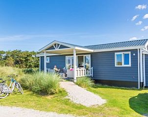 Veranda van DUINCHALET 4 in Hollum, Ameland, met uitzicht op de natuur van de Waddeneilanden.