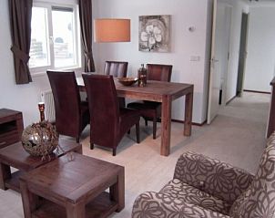 Gezellige binnenruimte van DUINCHALET 4 in Hollum, Ameland, met stijlvolle eetkamer.