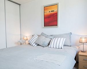 Comfortabele slaapkamer in DUINCHALET 4, Hollum, Ameland, met rustgevende inrichting.