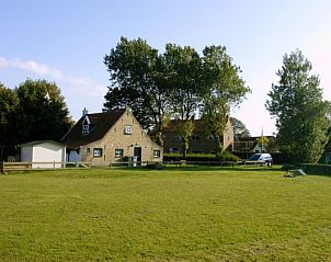 Genieen Sie den groen Garten des Ferienhauses Kiewiet Ameland in Hollum, ideal fr Aktivitten im Freien und Entspannung auf den Watteninseln.