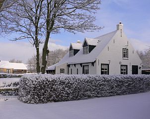 Das Ferienhaus Kiewiet Ameland in Hollum versprht winterlichen Charme mit einem verschneiten Garten, ideal fr einen gemtlichen Urlaub auf den Watteninseln.