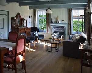 Das gemtliche Wohnzimmer des Ferienhauses Kiewiet Ameland in Hollum bietet eine einladende Atmosphre mit komfortablen Wadden Island Mbeln.
