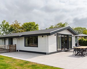 Finse Bungalow Luxe 8 in Hollum, Ameland, biedt een ruim terras en moderne architectuur voor een ontspannen vakantieverblijf op de Waddeneilanden.