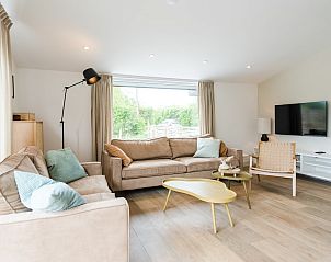 Gezellige woonkamer in Finse Bungalow Luxe 8, Hollum, Ameland. Geniet van comfort en uitzicht op de natuur van de Waddeneilanden.