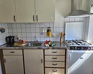 Boekenkast in vakantiehuis FR402, Hollum, Ameland, ideaal voor leesliefhebbers op de Waddeneilanden.