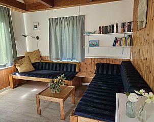 Grote tuin met trampoline bij vakantiehuis FR402 in Hollum, Ameland, Waddeneilanden.