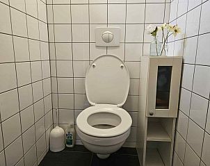 Slaapkamer met spiegel en kast in vakantiehuis FR402, Hollum, Ameland, Waddeneilanden.