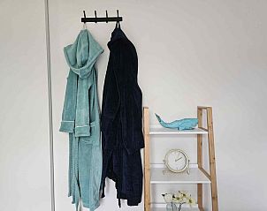 Moderne keuken in vakantiehuis FR402, Hollum, Ameland, compleet voor een comfortabel verblijf op de Waddeneilanden.