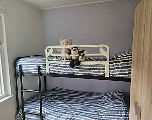 Zonnig terras bij vakantiehuis FR402 in Hollum, Ameland, ideaal voor buiten dineren op de Waddeneilanden.