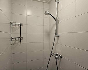 Slaapkamer met schilderij van duinen in vakantiehuis FR402, Hollum, Ameland, Waddeneilanden.