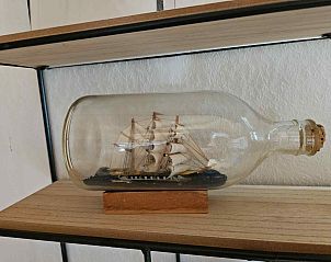 Eethoek met houten tafel in vakantiehuis FR402, Hollum, Ameland, Waddeneilanden.