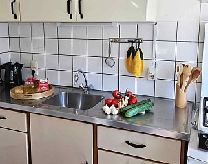 Gezellige slaapkamer met stranddecor in vakantiehuis FR402, Hollum, Ameland, Waddeneilanden.