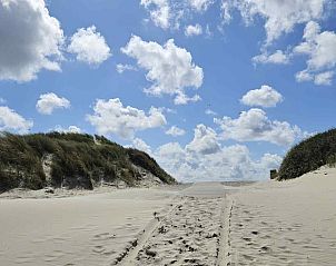 Strandbankje met uitzicht op de duinen nabij vakantiehuis FR402, Hollum, Ameland, Waddeneilanden.